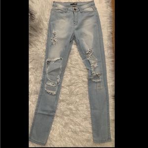 Women’s fashion nova skinny jeans in light blue jeans in size 5 (w26)